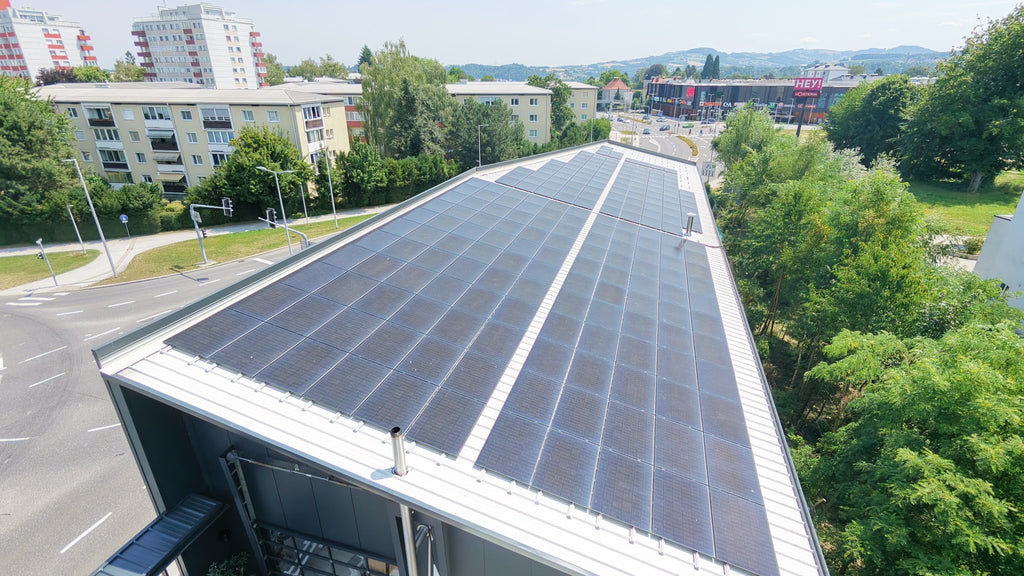 Photovoltaikanlage mit 100 kWp auf einem Gewerbedach, montiert von Voltaik