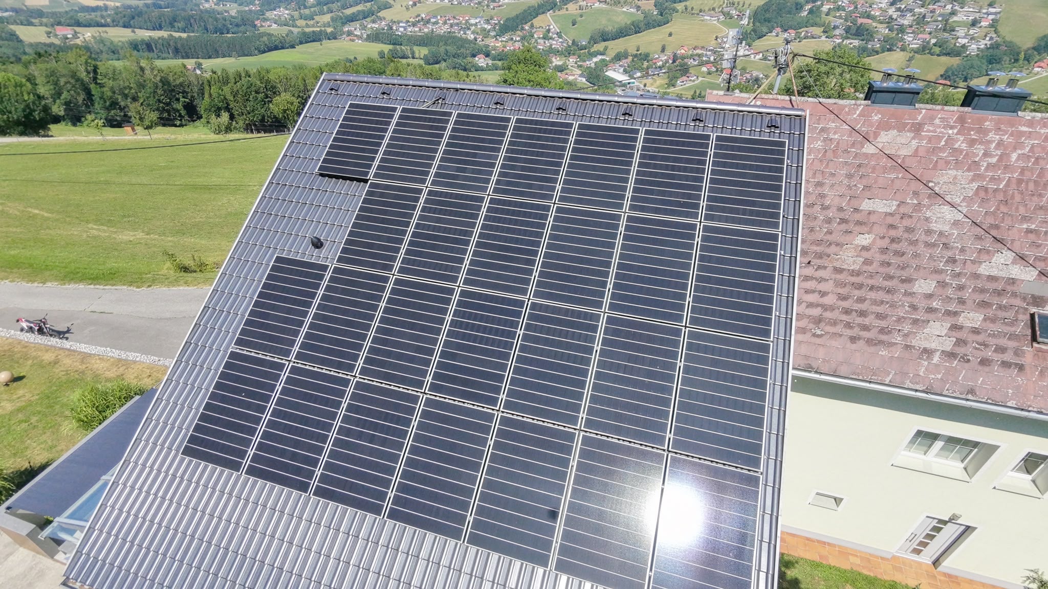 Photovoltaikanlage mit Batteriespeicher und Notstrom auf einem Einfamilienhaus, Voltaik-Referenzprojekt