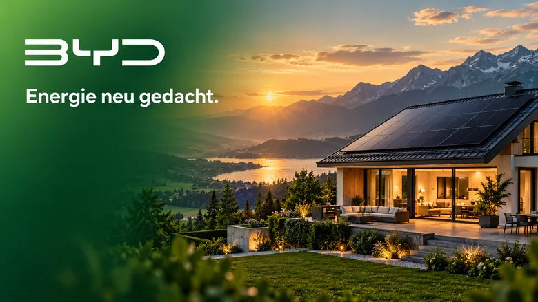 BYD-Schriftzug mit dem Satz „Energie neu gedacht.“ über einem Haus mit Solardach im Alpenpanorama