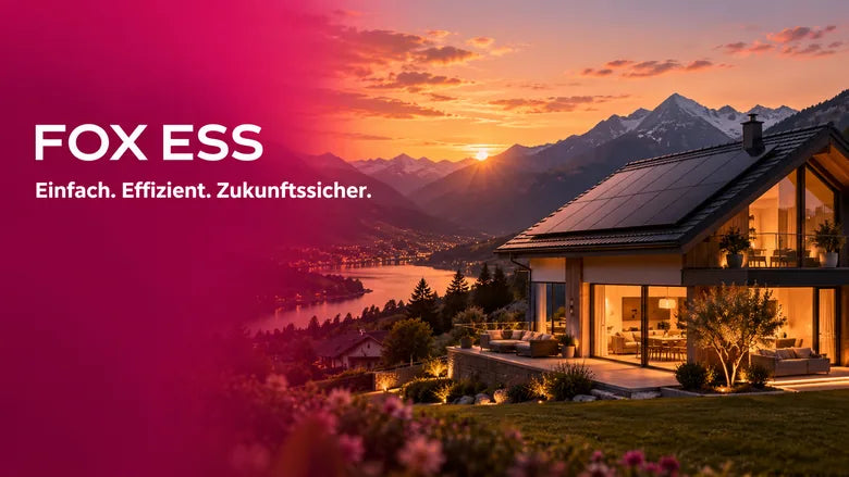 FoxESS-Schriftzug mit dem Satz „Einfach. Effizient. Zukunftssicher.“ über einem Haus mit Solardach im Alpenpanorama