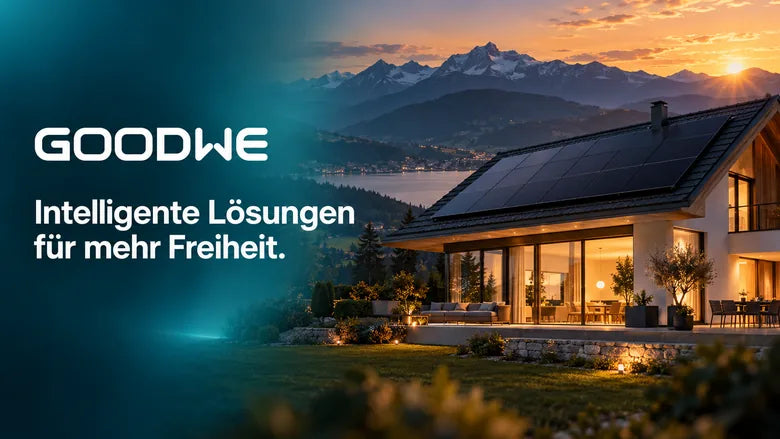 GoodWe-Schriftzug mit dem Satz „Intelligente Lösungen für mehr Freiheit.“ über einem Haus mit Solardach im Alpenpanorama