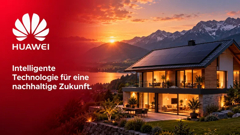 Huawei-Schriftzug mit dem Satz „Intelligente Technologie für eine nachhaltige Zukunft.“ über einem Haus mit Solardach im Alpenpanorama bei Sonnenuntergang