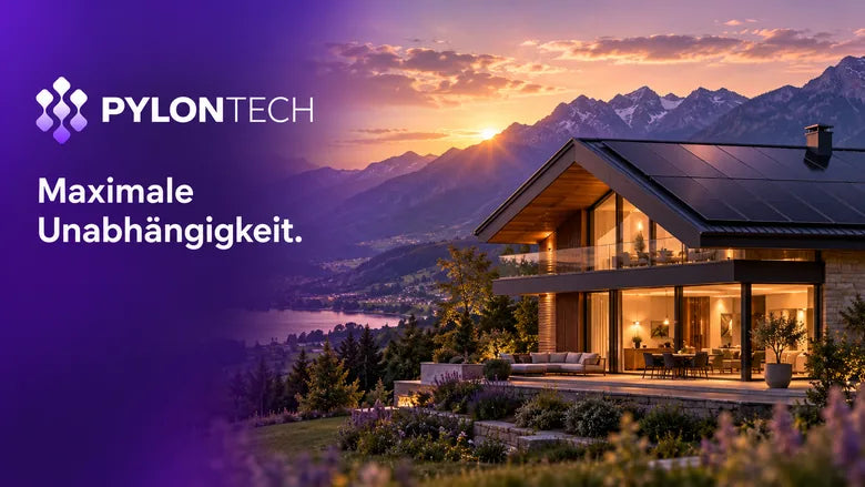 Pylontech-Schriftzug mit dem Satz „Maximale Unabhängigkeit.“ über einem Haus mit Solardach im Alpenpanorama